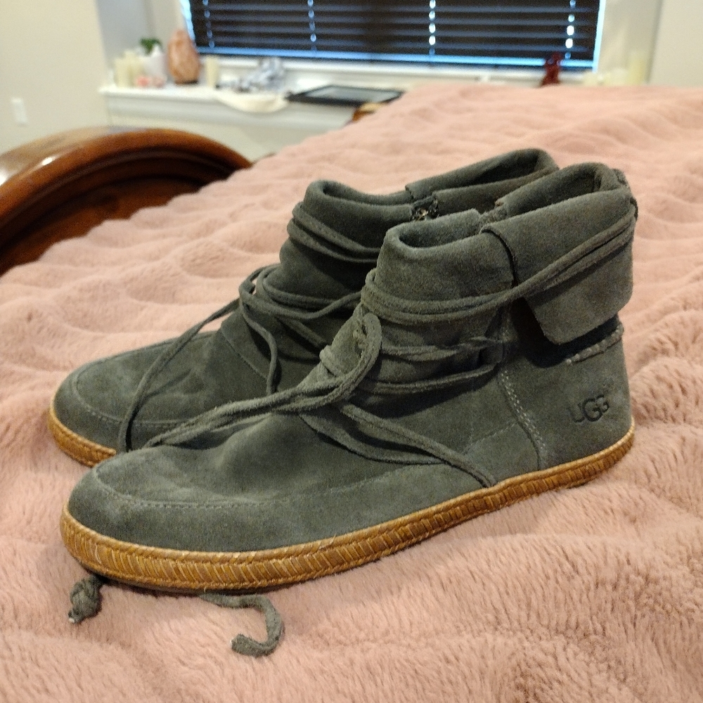 Ugh mocasins